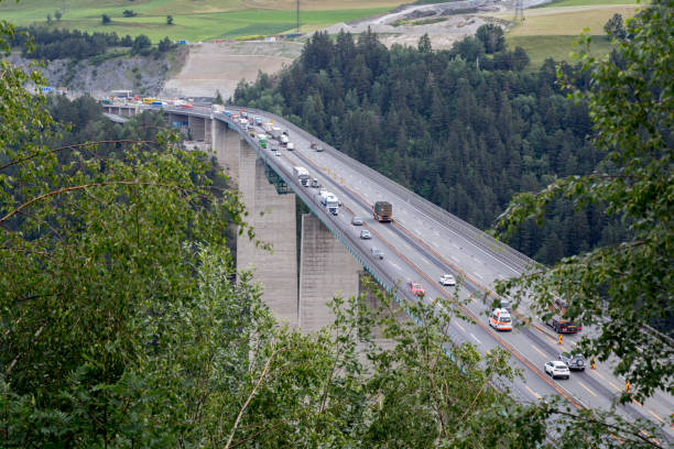 europa brug in innsbruck, oostenrijk - brennerpas stockfoto's en -beelden