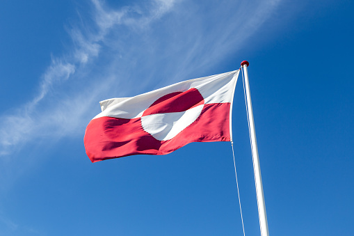 Photograph of the Greenlandic Flag on a flagpole