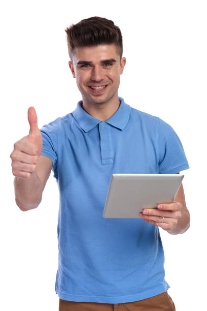 heureux homme casual travaillant sur tablette fait signe ok - polo shirt men personal data assistant electronic organizer photos et images de collection
