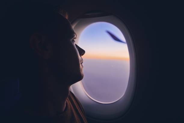 hombre viaja en avión - silla al lado de la ventana fotografías e imágenes de stock