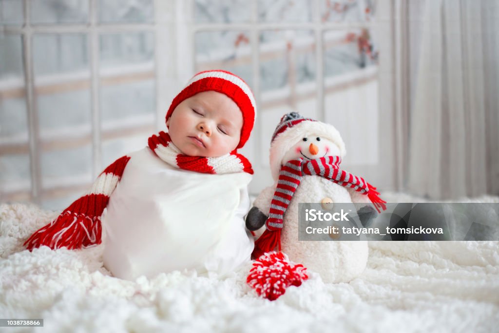 Weihnachten-Porträt niedlichen kleinen neugeborenen Jungen, Santa Hut - Lizenzfrei Weihnachten Stock-Foto