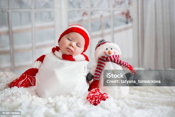 Weihnachtenporträt Niedlichen Kleinen Neugeborenen Jungen Santa Hut Stockfoto und mehr Bilder von Weihnachten