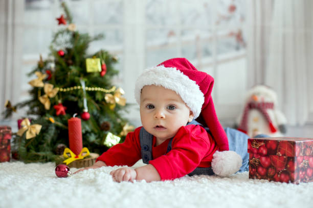 ritratto di neonato in abiti babbo natale e cappello di natale - baby santa claus christmas sleeping foto e immagini stock
