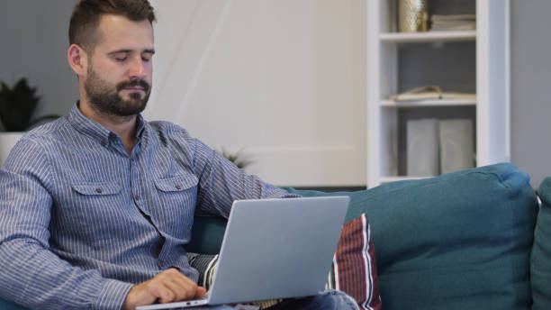 man talking on phone and working on laptop - 16207 imagens e fotografias de stock