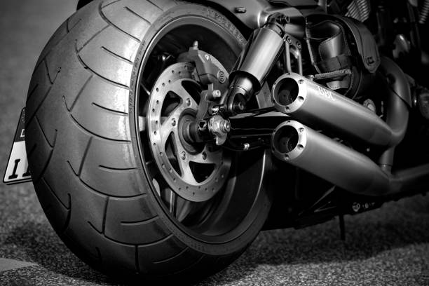 moto moderna con enorme ruota posteriore - motorcycle engine brake wheel foto e immagini stock