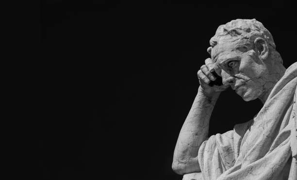 мышление человека статуя (черно-белые с копией пространства) - roman statue стоковые фото и изображения