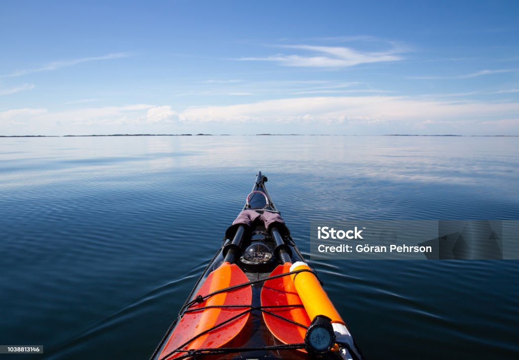 Kayakiste de mer traversant la mer vers les îles - Photo de Kayak libre de droits