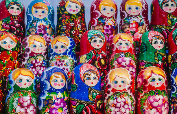 colorful russian nesting dolls at the market. - russian nesting doll fotos imagens e fotografias de stock