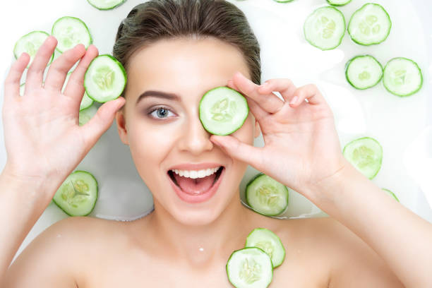 portrait de jeune femme de se détendre dans la baignoire spa blanc - beautiful smiling vegetable calcium photos et images de collection