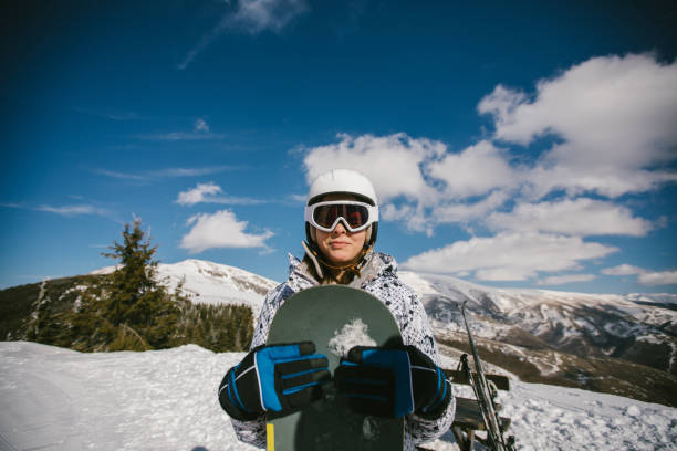 istock Young woman snowboarding 1038846006