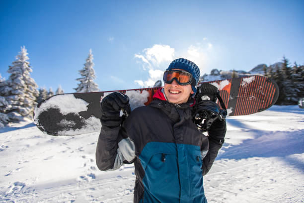 su pasión es hacer snowboard - snowboarding fotografías e imágenes de stock