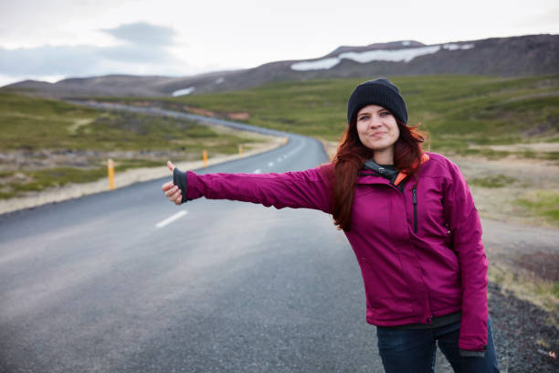 voyage femme faisant de l’auto-stop. paysage de montagne - hand sign human hand ok sign grass photos et images de collection