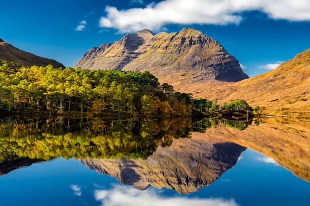 glen torridon, scozia - torridon foto e immagini stock