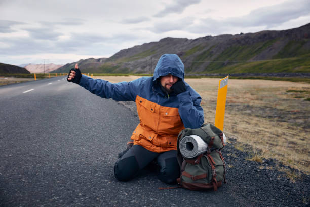 homme de voyage faisant de l’auto-stop. paysage de montagne - hand sign human hand ok sign grass photos et images de collection