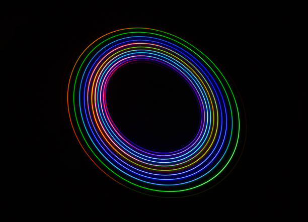 fondo abstracto colorido con swooshes, swirls, círculos y espirales en un fondo negro. - fractal concentric light abstract fotografías e imágenes de stock