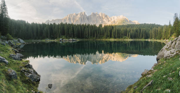 vista panoramica panoramica sul lago di carezza nelle dolomiti - latemar mountain range foto e immagini stock
