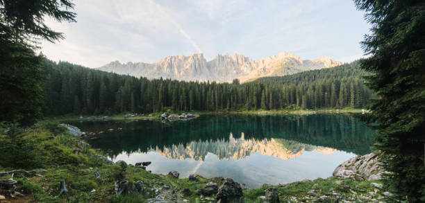 malerischen panoramablick über den lago di carezza in dolomiten - latemar mountain range stock-fotos und bilder