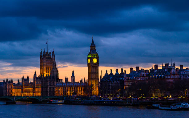 parlamento di westminster e big ben con nuvole tempestose dopo il tramonto, londra - weather england london england thames river foto e immagini stock
