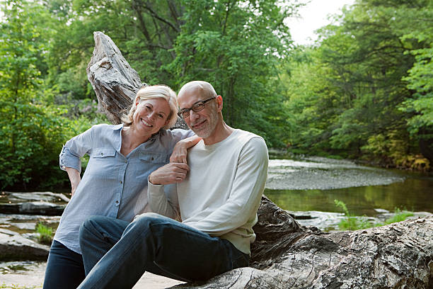 pareja madura al aire libre en escena rural - mature adult couple caucasian outdoors fotografías e imágenes de stock