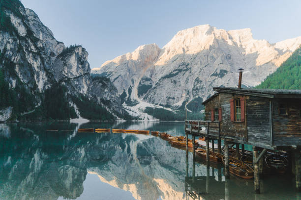 vista panoramica sul lago di braies nelle dolomiti - latemar mountain range foto e immagini stock