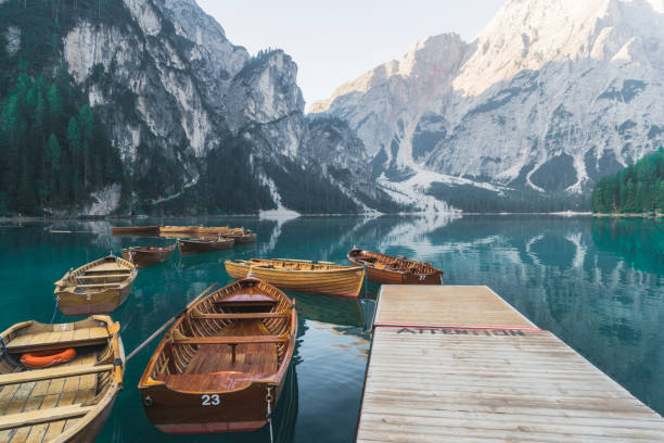 vista panorâmica do lago di braies nas dolomitas - latemar mountain range - fotografias e filmes do acervo