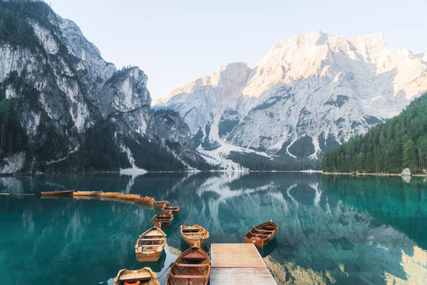 malerische aussicht auf den lago di braies in dolomiten - latemar mountain range stock-fotos und bilder