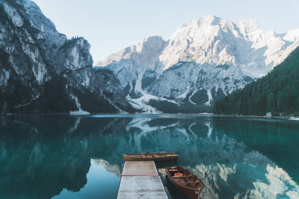 malowniczy widok na lago di braies w dolomitach - ośnieżony zdjęcia i obrazy z banku zdjęć