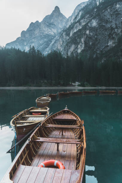 vista panoramica sul lago di braies nelle dolomiti - latemar mountain range foto e immagini stock