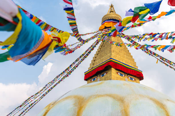 カトマンズ、ネパールのボダナートと祈りのフラグ。バァウダ仏舎利塔の仏教のストゥーパは世界で最大の仏塔の一つ - bagmati ストックフォトと画像