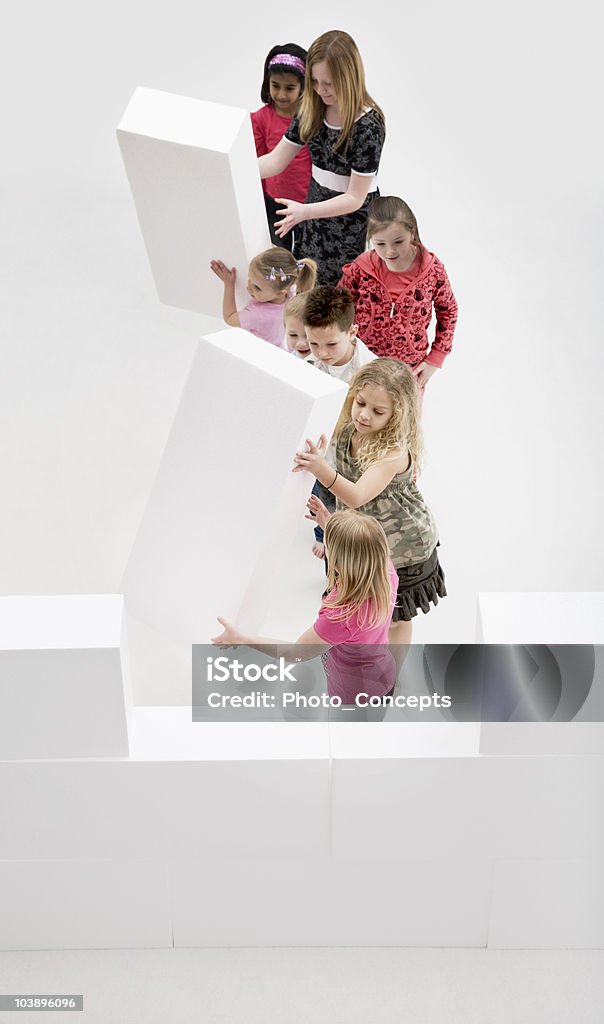 Bambini costruire una parete con blocchi. - Foto stock royalty-free di Ambientazione interna