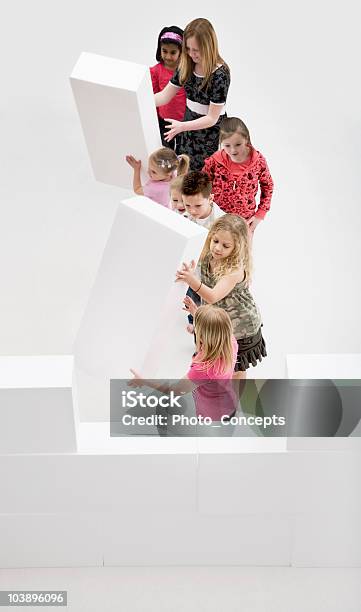 Bambini Costruire Una Parete Con Blocchi - Fotografie stock e altre immagini di Ambientazione interna - Ambientazione interna, Amicizia, Bambine femmine