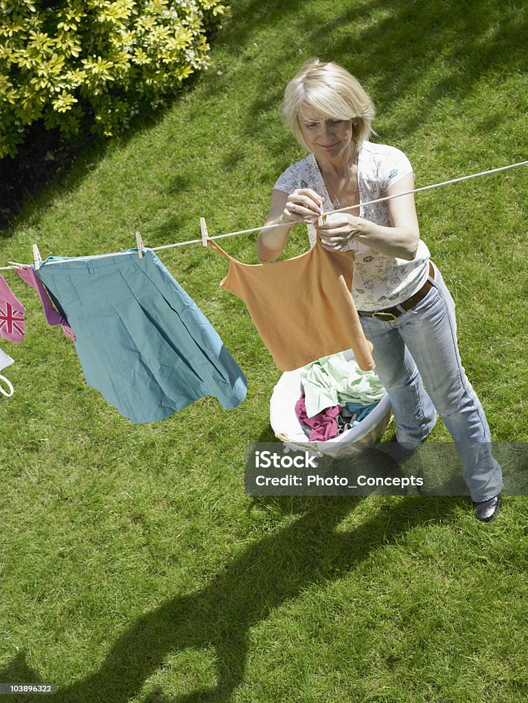 Mujer para colgar la ropa en línea - Foto de stock de Hacer la colada libre de derechos