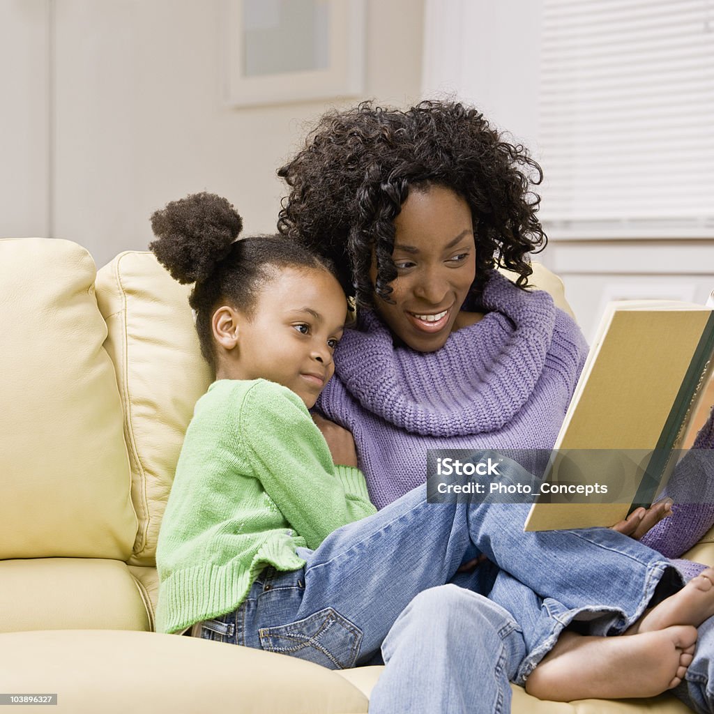 Mãe e sua filha lendo - Foto de stock de Ler royalty-free