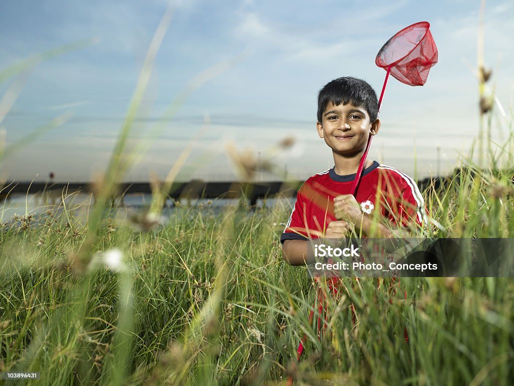 Boy con caza mariposas - Foto de stock de 6-7 años libre de derechos