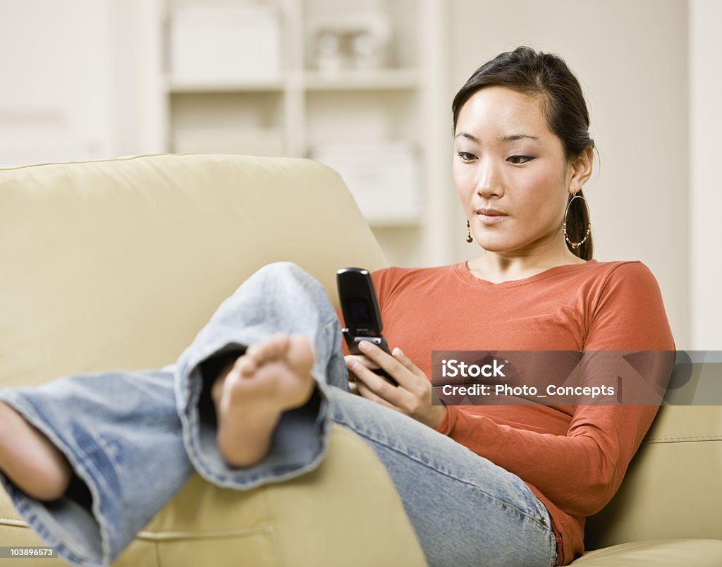 Jovem mulher no telefone celular - Foto de stock de 20 Anos royalty-free