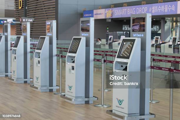 Samodzielna Odprawa W Kiosku Na Terminalu 2 Incheon International Airport - zdjęcia stockowe i więcej obrazów Lotnisko
