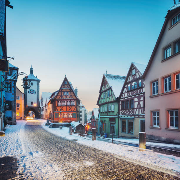 mittelalterliche altstadt rothenburg ob der tauber - christmas sunset house residential structure stock-fotos und bilder