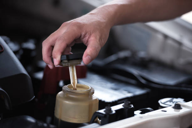 mann hand offen servolenkung kappe für überprüfung der servolenkung flüssigkeit im system, auto-wartung-service-konzept. - pipe power station valve water stock-fotos und bilder