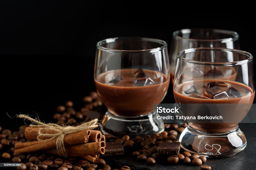 glazen crème koffie cocktail of chocolade martini op zwarte achtergrond - Royalty-free Martini Stockfoto