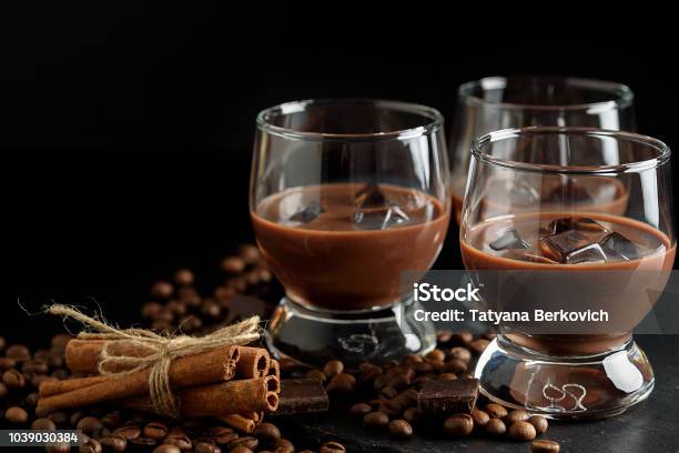 Glazen Crème Koffie Cocktail Of Chocolade Martini Op Zwarte Achtergrond Stockfoto en meer beelden van Martini