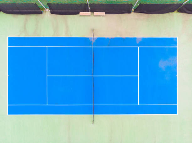 colpo aereo di un campo da tennis. - toughness surface level court tennis foto e immagini stock