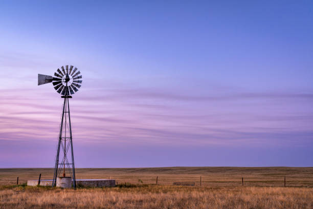 molino de viento en colorado prairie - grover fotografías e imágenes de stock