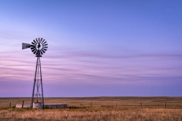 windmill prairie, dans le colorado - water pumping windmill photos et images de collection