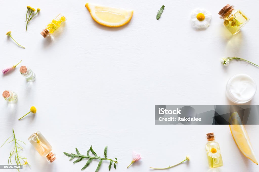 Hintergrund mit Kosmetikprodukten für Gesicht und Körper Pflege, Blätter und Wildblumen mockup - Lizenzfrei Honig Stock-Foto