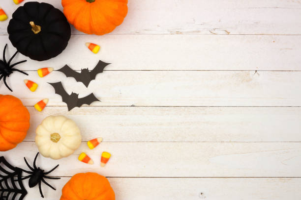schwarz, orange und weiß halloween seitenrand über weißem holz - oktober fotos stock-fotos und bilder