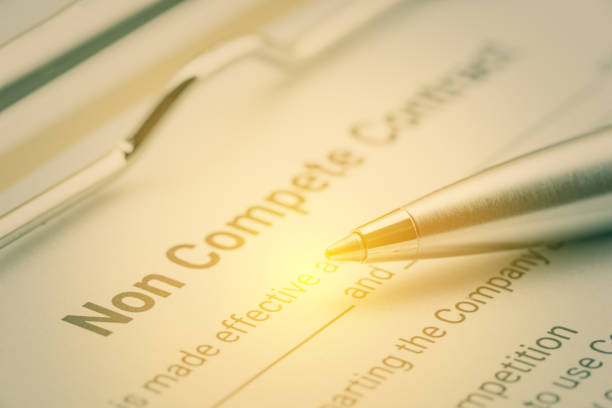koncepcja formy prawnej: niebieskie pióro i kontrakt o niekonkurowanie w schowku. umowa o niekonkurowaniu jest umową między pracownikiem a pracodawcą, aby nie wchodzić w konkurencję w podsekwencji - application form contract signing form zdjęcia i obrazy z banku zdjęć