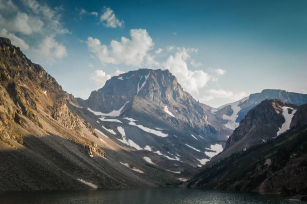 山の雰囲気 - absaroka range ストックフォトと画像