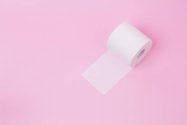 il rotolo di carta velina bianca su sfondo rosa - toilet paper foto e immagini stock