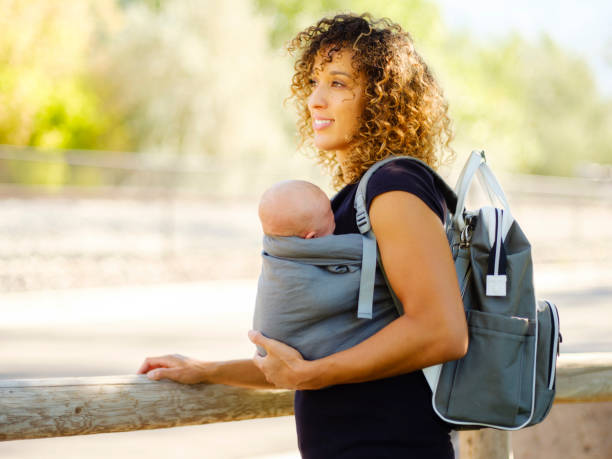 giovane madre nel parco - arm sling foto e immagini stock