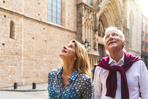 Senior pareja de turistas que visitan el casco antiguo de Barcelona photo